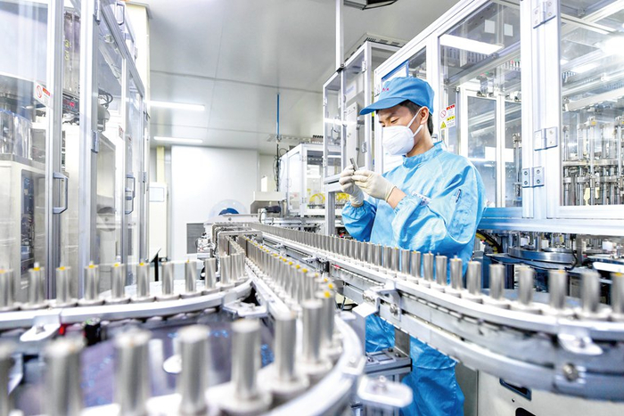 浙江省湖州市长兴县画溪街道长兴新能源小镇，工人正在赶制锂电池。图片来源：视觉中国