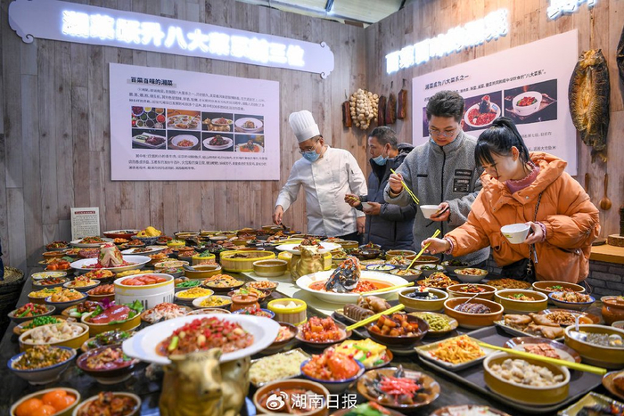（参观的市民和游客品鉴100道湘菜。湖南日报全媒体记者  辜鹏博 通讯员 刘宇娇 摄影报道）