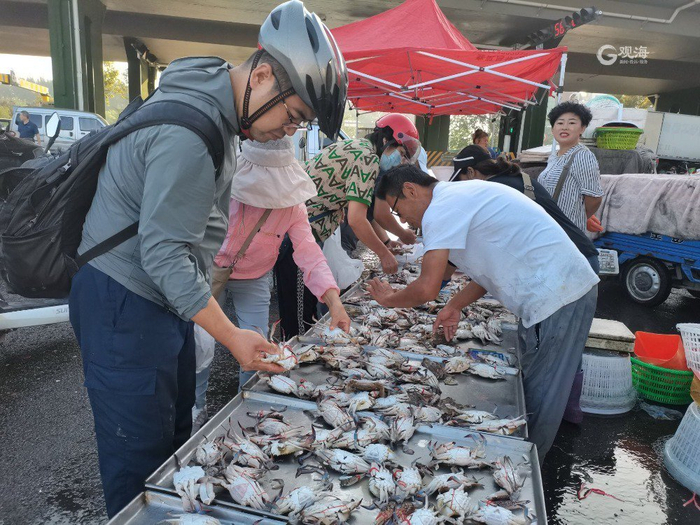 市民在批发市场抢购南方梭子蟹。