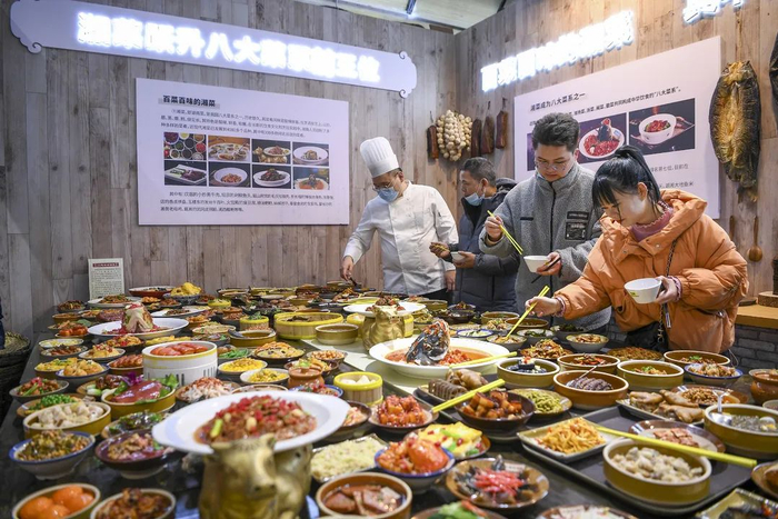 （参观的市民和游客品鉴100道湘菜。湖南日报全媒体记者  辜鹏博 通讯员 刘宇娇 摄影报道）