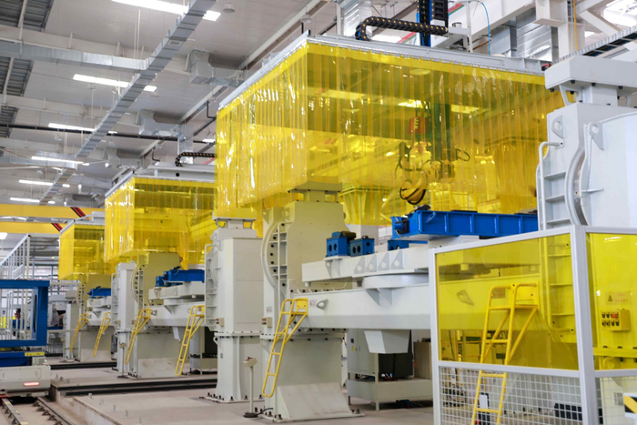 太重集团液压挖掘机的产线车间。