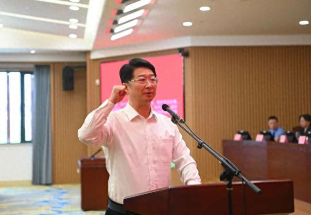 9月8日，钱军向宪法宣誓。图片来自微信公众号“江苏姜堰”