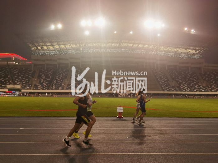 9月7日晚，市民们正在裕彤国际体育中心锻炼。（王怡文/摄）