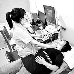     河北省滦州市古马镇卫生院的医生通过远程会诊平台与滦州市中医医院的医生共同诊断患者病情。新华社发
