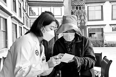     空军军医大学西京医院医生为西藏拉萨市的群众做检查。新华社发