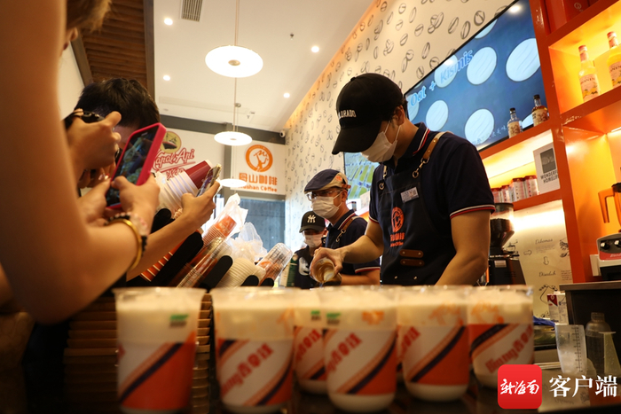 工作人员正在制作“Biang香拿铁”。记者 郑光平 摄