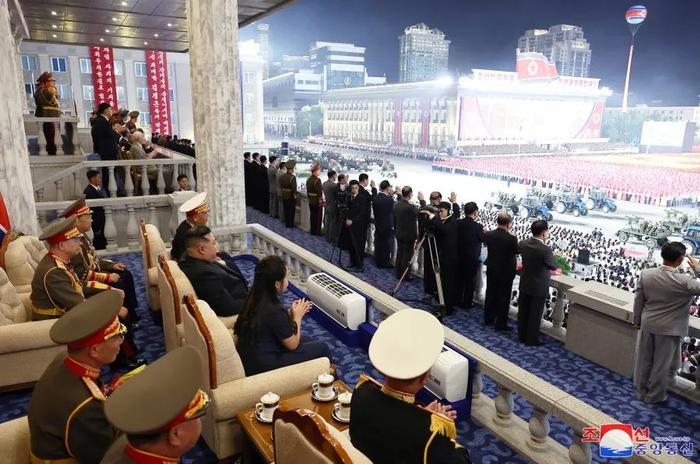 朝鲜“核攻击潜艇”下水，为何是崔善姬掷香槟？