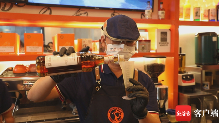 工作人员正在调制“Biang香拿铁”所需的材料。记者 郑光平 摄