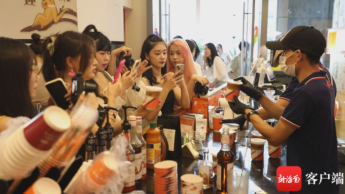 母山咖啡“Biang香拿铁”新品吸引不少市民、美食探店博主到现场品尝打卡。记者 郑光平 摄