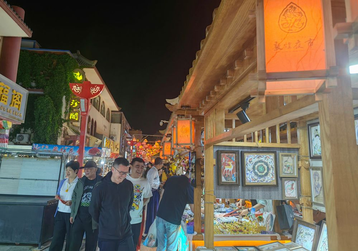 　　这是9月6日拍摄的敦煌沙洲夜市。新华社记者 马欣然 摄