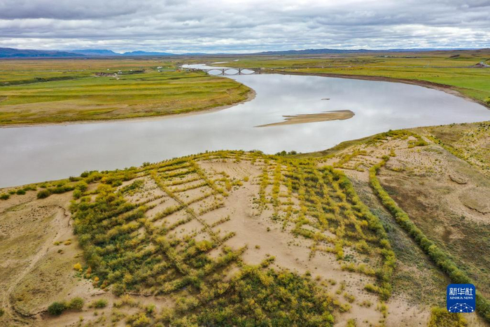 　　这是黄河玛曲段干流沿岸一处流动沙丘修复治理工程（2022年9月17日摄，无人机照片）。新华社记者 郎兵兵 摄