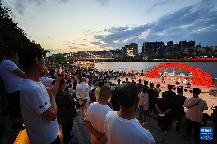 　　7月19日，在兰州市城关区，游客在黄河岸边欣赏黄河之滨百日千场音乐展演活动。新华社记者 范培珅 摄