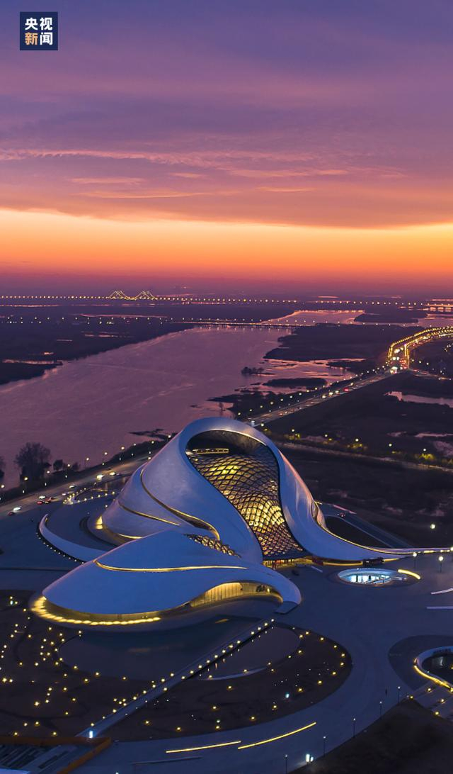 △松花江边的哈尔滨大剧院