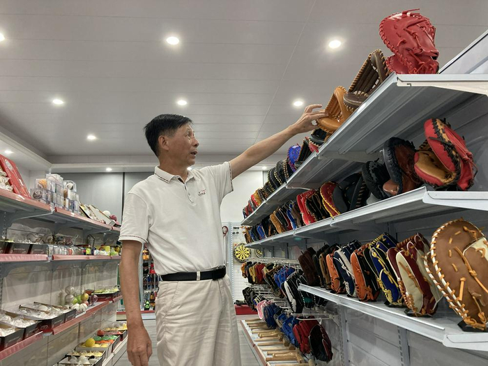 （陈景森介绍他的产品，财联社记者摄）