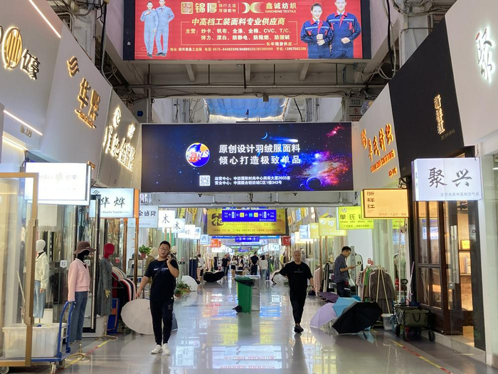（中国轻纺城内部，财联社记者摄）