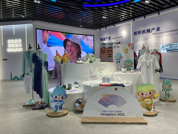 （中国轻纺城的展示厅，财联社记者摄）