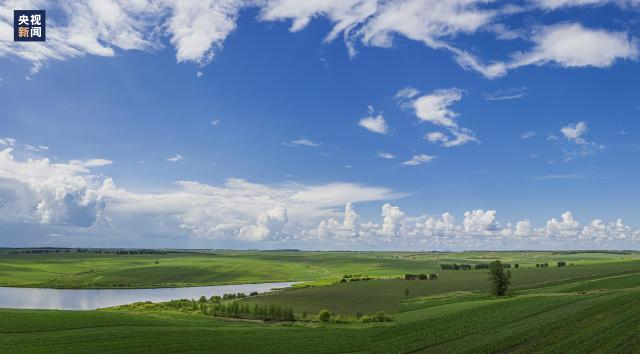 △嫩江平原水草丰茂、一望无际。嫩江作为松花江的北源，流经黑河、齐齐哈尔、大庆等市。