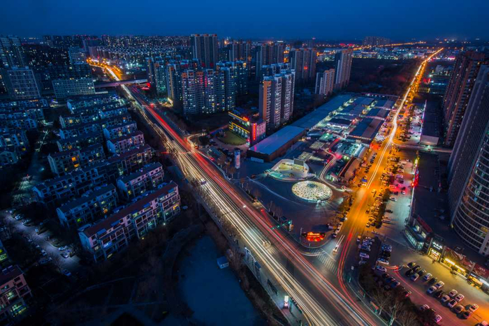 三河市燕顺路金燕城市广场夜景。李辉摄
