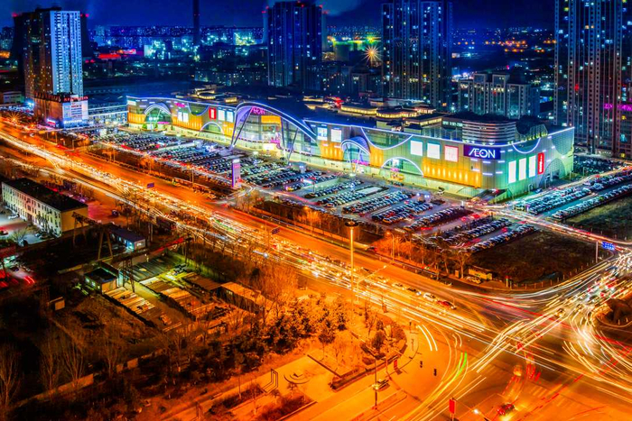 三河市的永旺梦乐城燕郊购物中心夜景。李辉摄