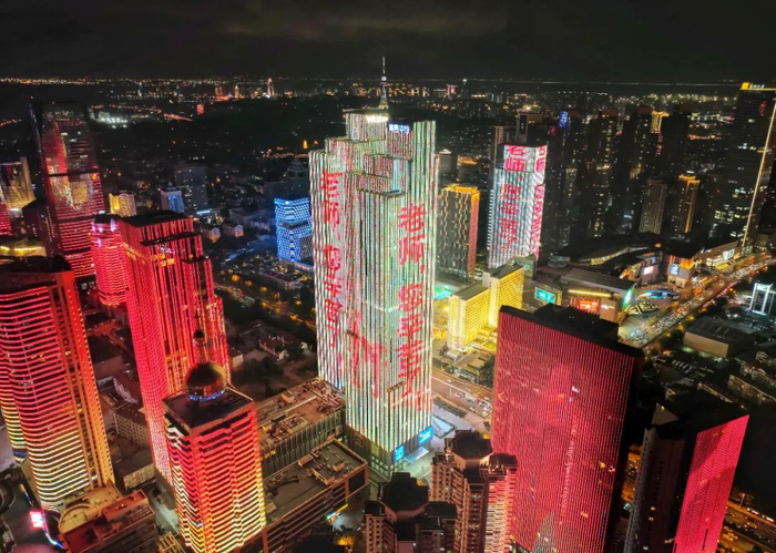 青岛五四广场附近楼宇为老师亮灯 韩星 摄