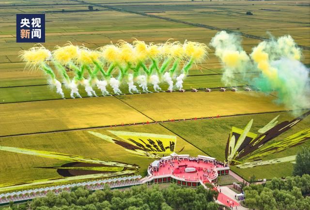 △8月27日，黑龙江佳木斯，北大荒喜开“金秋第一镰”。