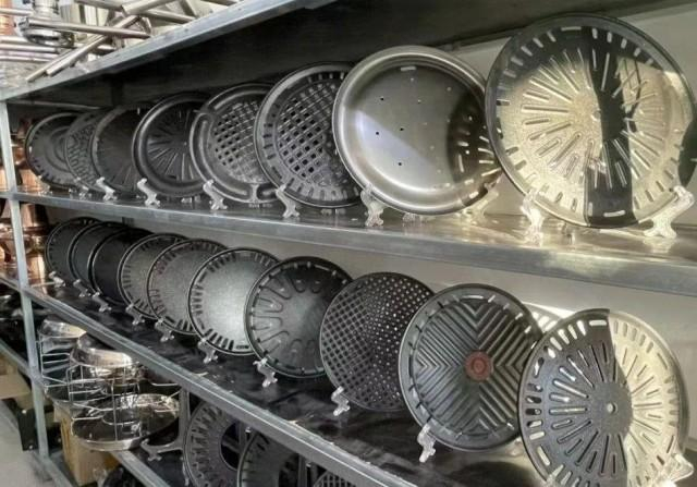 △烤肉用具店内的各式烤盘