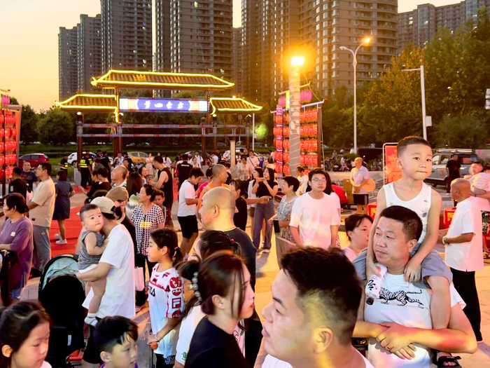 三河燕郊举办以“梦回东方”为主题的“国潮夜市”。冷益平摄