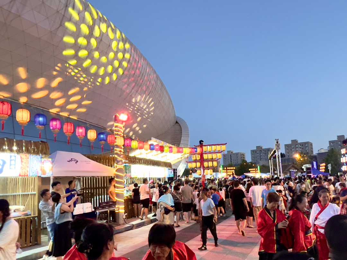 三河燕郊举办以“梦回东方”为主题的“国潮夜市”。冷益平摄