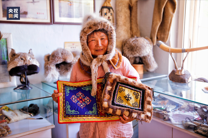 △大兴安岭鄂伦春族制作的传统民族刺绣荷包