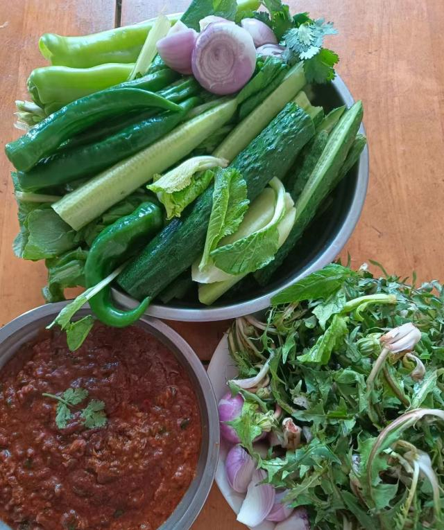 △蘸酱菜的菜得用盆装，辣椒、苦苣、黄瓜、毛葱、小葱，满满登登。
