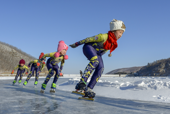 △七台河市的小朋友参加滑冰