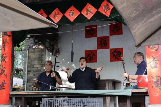 村民正在表演弦板腔。 原韬雄摄