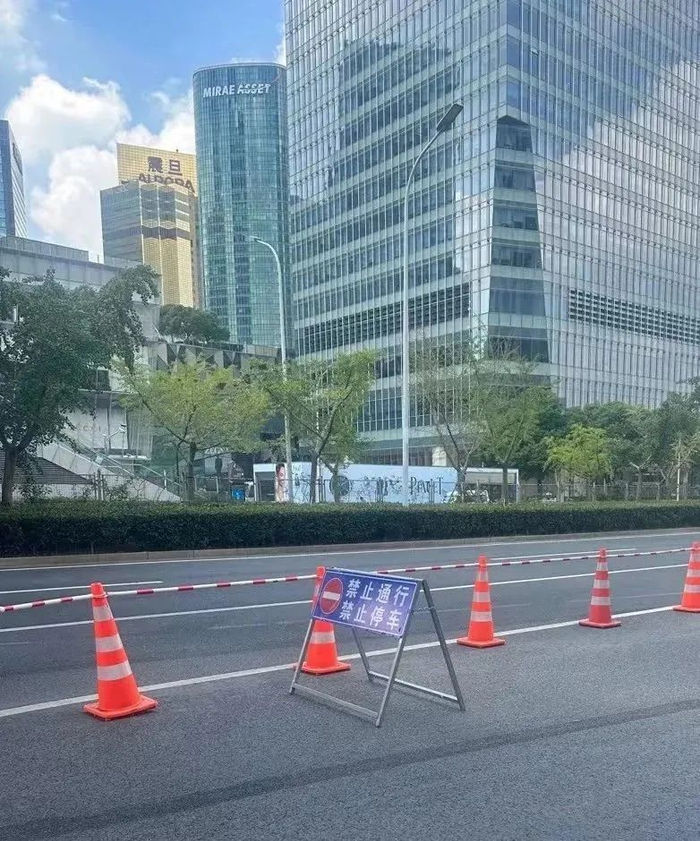 9月8日浦东延安东路隧道银城中路匝道入口关闭的实况图