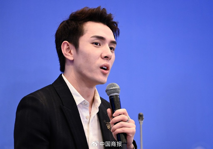 图为李佳琦在出席活动时发言。（图片由CNSPHOTO提供）