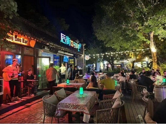 夜幕下袁家村酒吧街热闹非常。 原韬雄摄