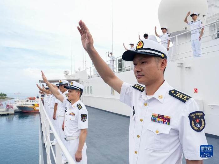 9月10日，中国海军“和平方舟”号医院船驶离东帝汶帝力港，任务官兵向欢送人群挥手告别。新华社发（谢菲 摄）