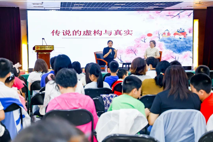 ▲经典阅读进社区——十月少年文学创享会走进裕中东里。