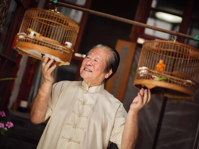 8月9日，牛玉亮在院中用口技与鸟儿交流。新京报记者 郭延冰 摄