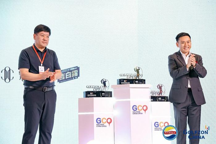 （苗润国先生（左）与朴星峰先生（右）共同揭幕总决赛奖杯）