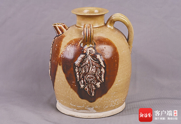 资料图：唐长沙窑青釉褐斑贴花椰枣纹瓷壶。