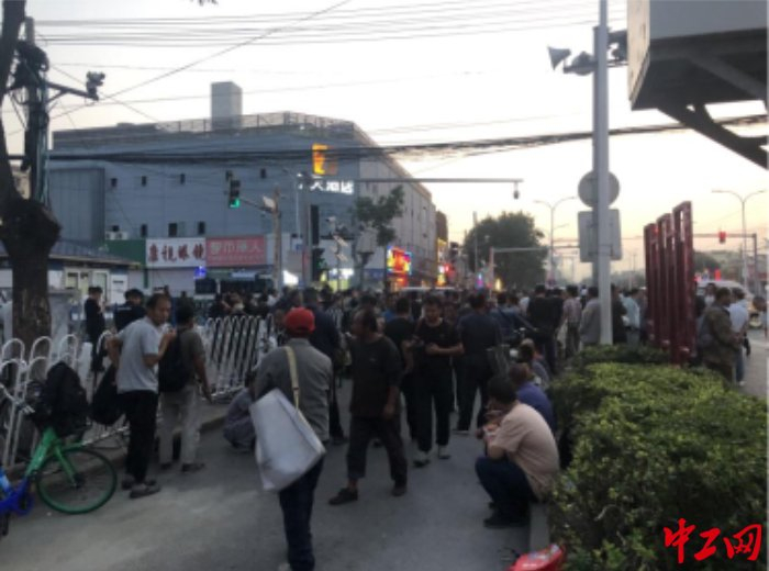 9月1日凌晨5点多，已经有很多人蹲守在马驹桥劳务市场。中工网记者 朱洁英 摄