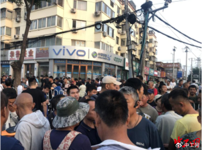 马驹桥中找零活的人。中工网记者 朱洁英 摄