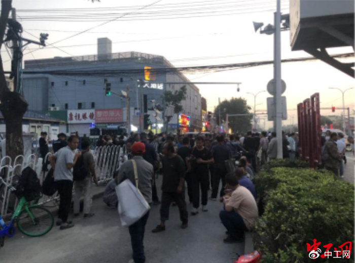 9月1日凌晨5点多，已经有很多人蹲守在马驹桥劳务市场。中工网记者 朱洁英 摄