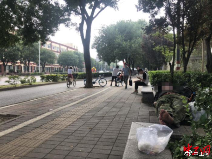 马驹桥路边，工人躺在休息椅上睡觉。中工网记者 朱洁英 摄