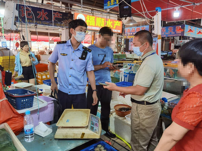 执法人员对海鲜标价情况进行检查。资料图片