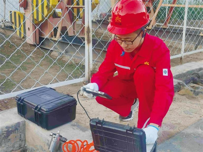 八月二十三日，刚入职延长油田下寺湾采油厂的技术员史航博在井场测试油井功图液面。 通讯员 李艳摄