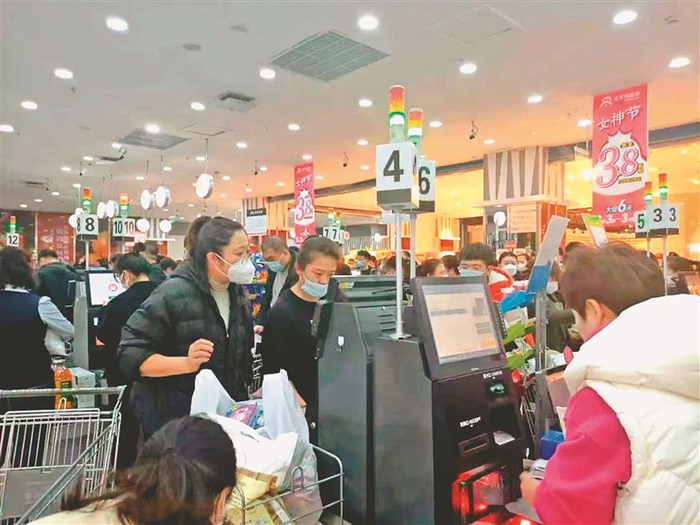     市民们在用消费券购物。