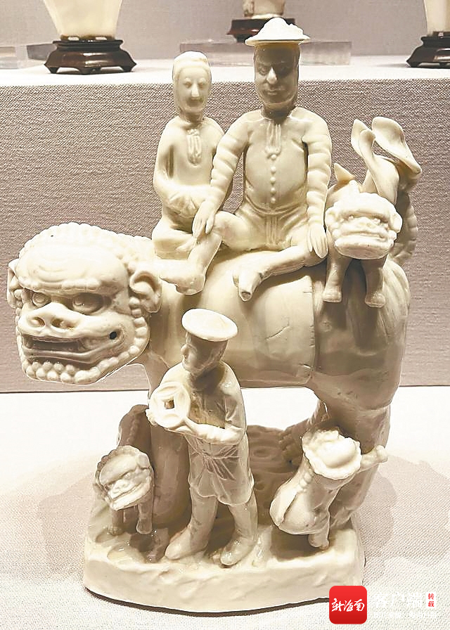 资料图：德化窑白釉人骑狮雕像。