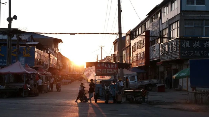 找到唐集时已经是傍晚，集市散了。狮子坐/摄