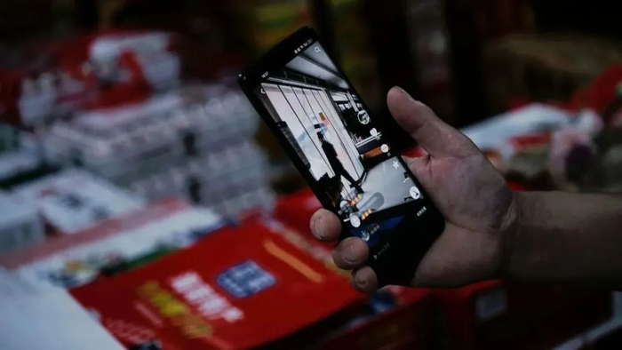 老板向我展示偶遇秀才后拍的抖音。狮子坐/摄